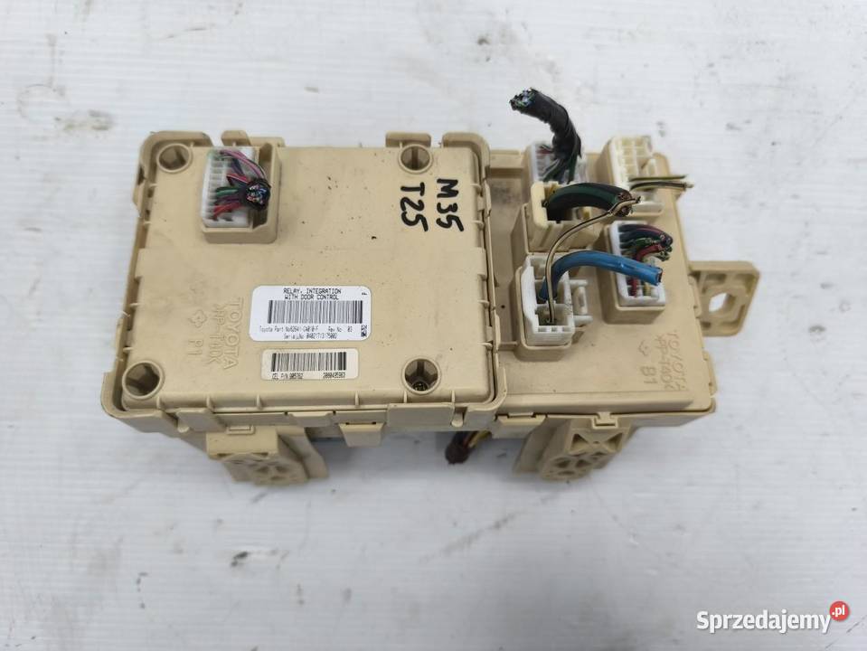 SKRZYNKA BEPIECZNIKÓW TOYOTA AVENSIS II T25 18