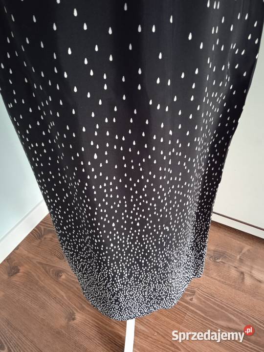 DŁUGA CZARNA SUKIENKA Z ŻORŻETY W KROPELKI OPUS Piła