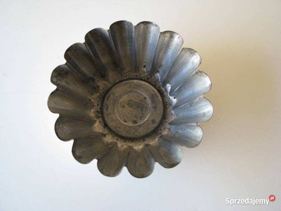 Mała zgrabna forma metalowa na babkę PRL Brzegi