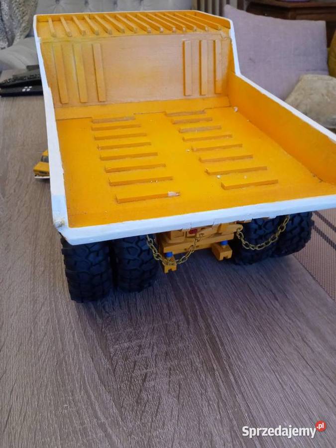 Model BIELAZ 75710 w skali 143 Modelarstwo