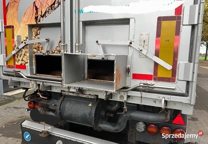 Przyczepa do sruty peletu paszy z wydmuchem