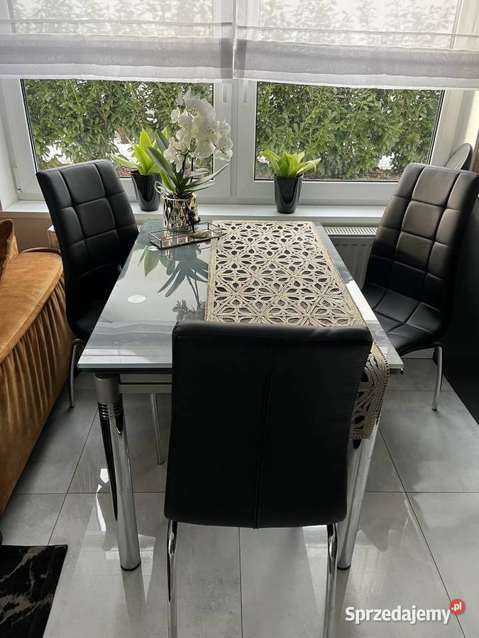 Stół z trzema krzesłami Kiełcz