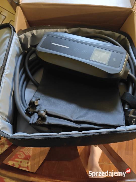 Kable z systemem ładującym do samochodu