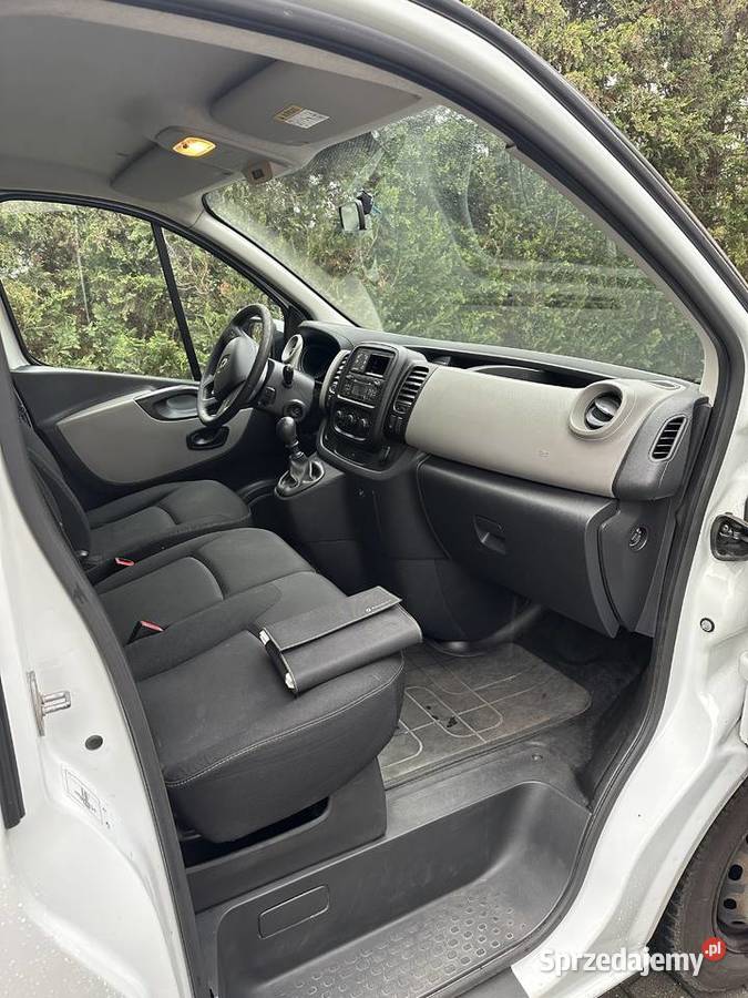 Renault Trafic III 16 diesel wersja long 9 osób Rok produkcji 2017 Warszawa sprzedam