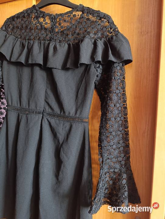Elegancka czarna sukienka z falbanką Odzież damska