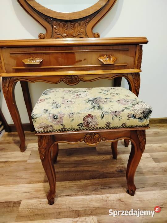 Toaletka Ludwikowska z pięknym pufem Tczew