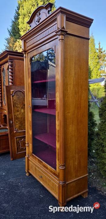 Witryna biblioteczka orzechowa z końca XIX wieku