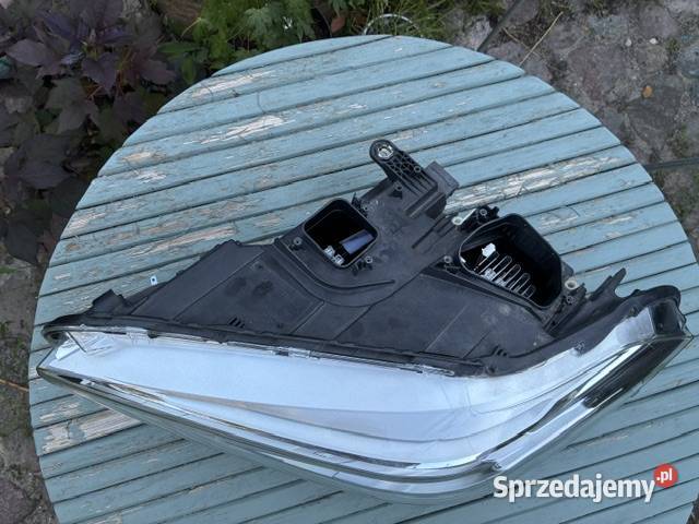 ReflektorLampa do BMW X1 F48 przed liftingiem benzyna