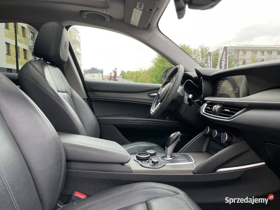 Alfa Romeo Stelvio Piękna SUVdach światła do jazdy dziennej