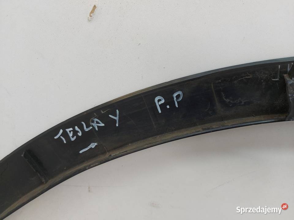 TESLA MODEL Y 2022r LISTWA BŁOTNIKA PRAWY PRZÓD osobowe