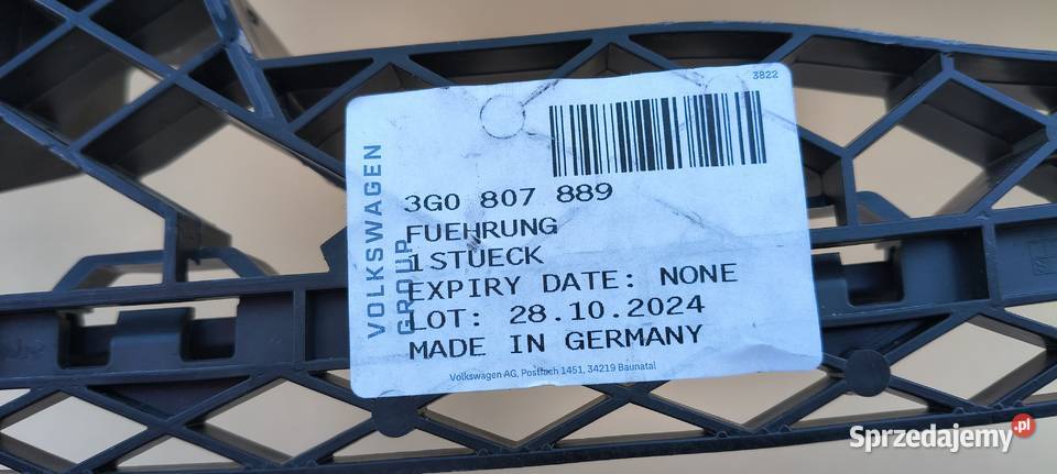 VW PASSAT B8 LIFT 19 ŚLIZG MOCOWANIE ZDERZAKA Bieleń