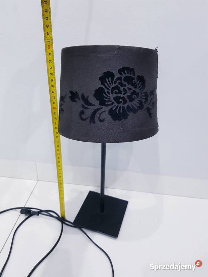 Stara dekoracyjna lampa z abażurowym defektem