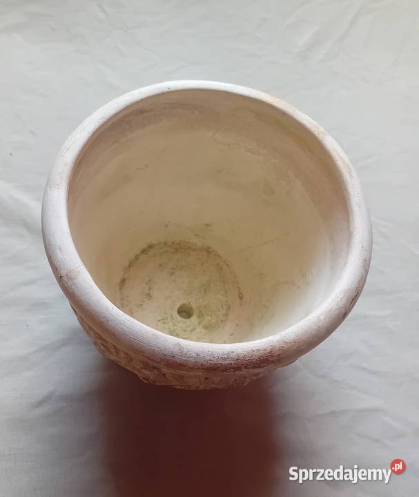 Ceramiczna doniczka z reliefem w formie Koźminek