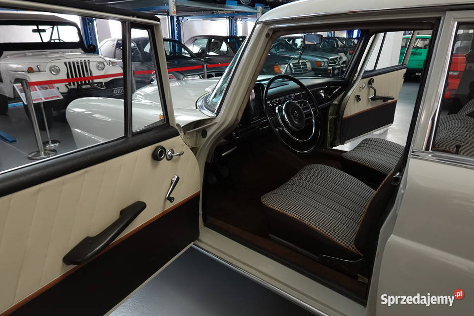 Mercedes 190C W110 z 1964 roku gruntownej 4/5