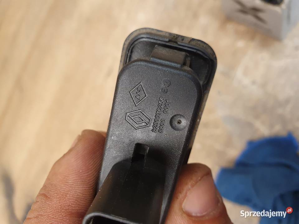 RENAULT 8200076256 PRZYCISK KLAPY BAGAŻNIKA TYŁ Międzychód sprzedam