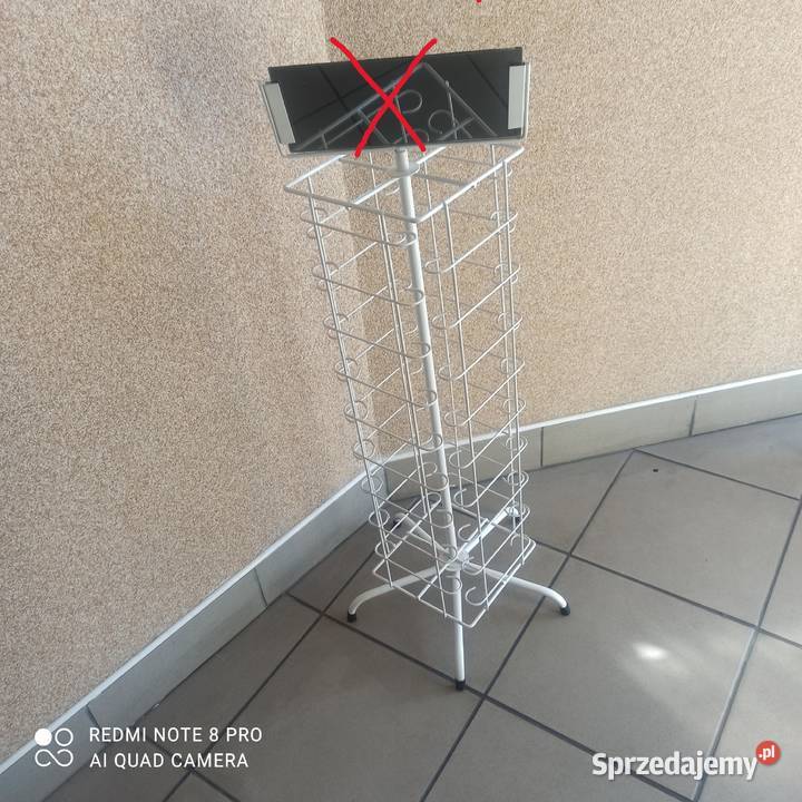 Stojak obrotowy w kolorze białym do ekspozycji Sklep Mrzezino