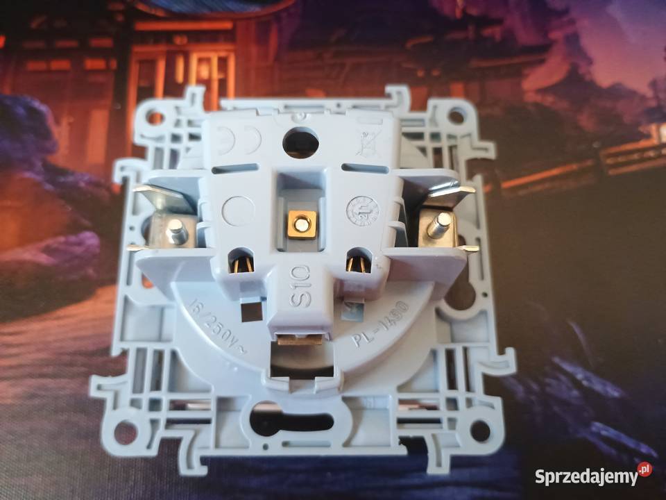 Gniazdo pojedyncze z hermetyczną klapką IP44