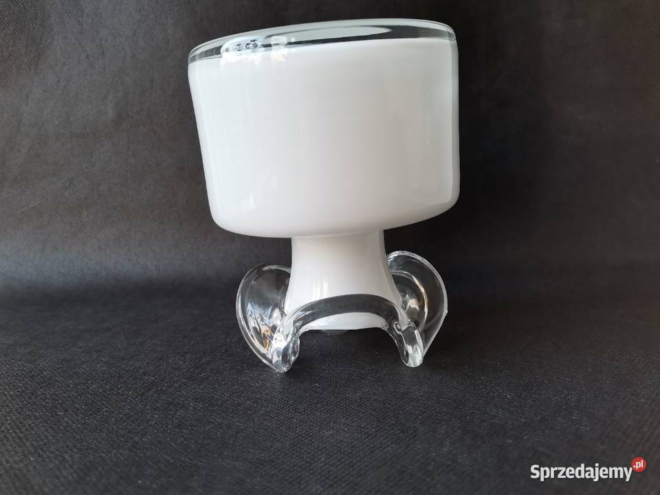 Stary biały wazon z falbanką huta Tarnowiec proj Katowice