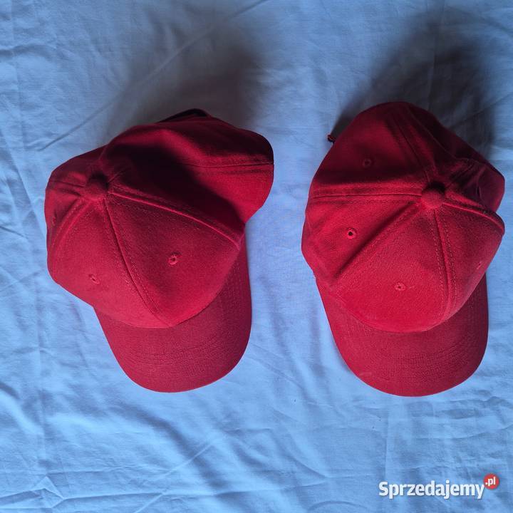 Czerwone czapki z daszkiem 2 sztuki nowe Nakrycia głowy małopolskie Brzesko