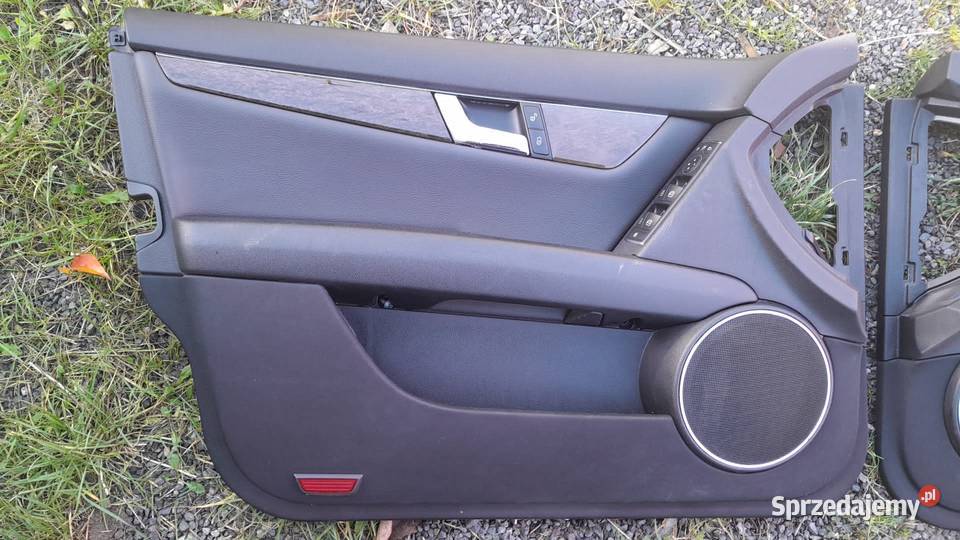 Boczki tapicerka skóra czarna W204 kombi