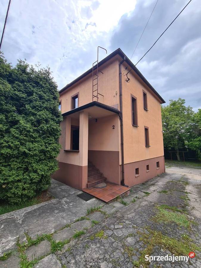 Piętrowy dom z garażem i budynkiem gospodarczym