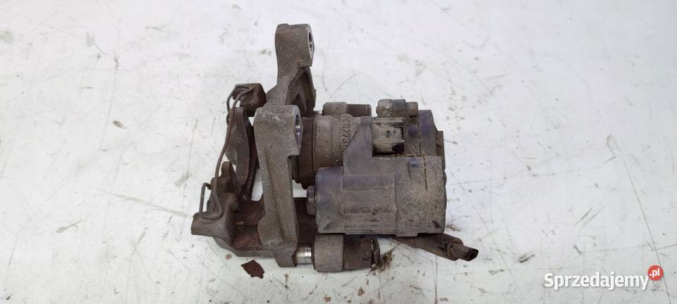ZACISK HAMULCOWY PRAWY TYŁ AUDI Q3 F3 3Q0615406R