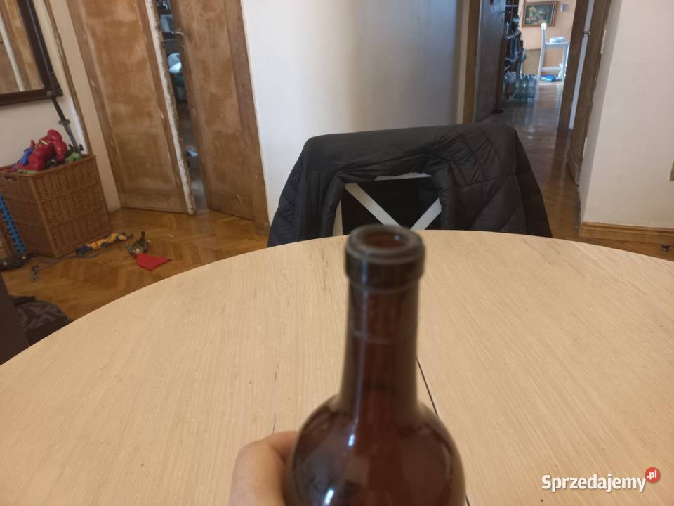 Stara zabytkowa butelka Piastów
