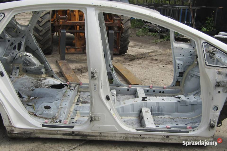 PRÓG SŁUPEK PRAWY BOK 070 TOYOTA PRIUS III LIFT