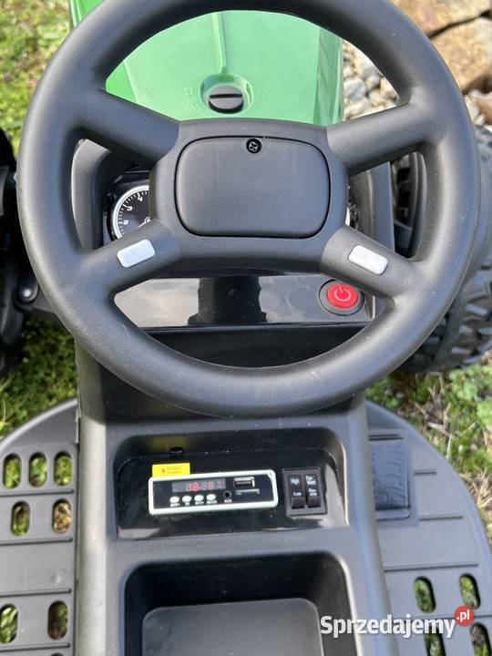 Duży traktor na akumulator z przyczepą gumowe