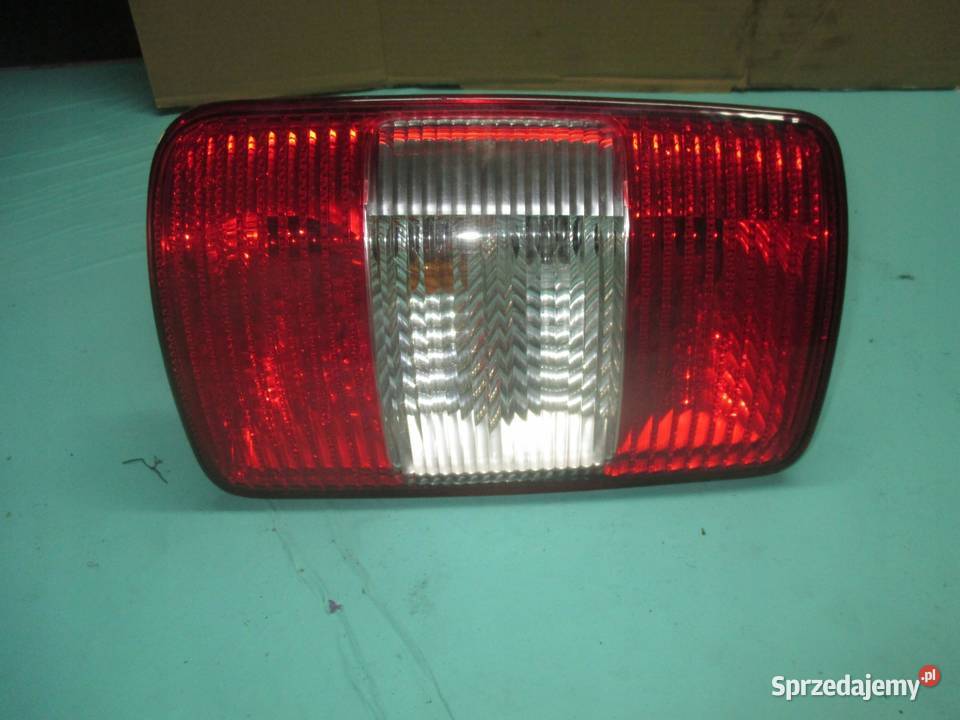 VOLKSWAGEN CADDY III 10r lampa lewa tył