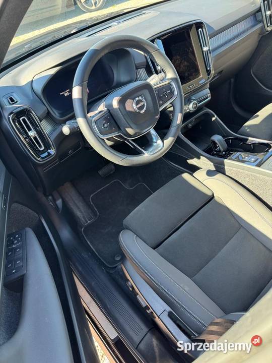 VOLVO XC40 B5 AWD MOMENTUM PRO 20 benzyna 250 Nisko