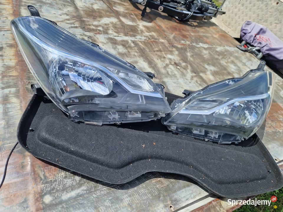 Toyota Yaris III Lift reflektor ORG EU Mielec