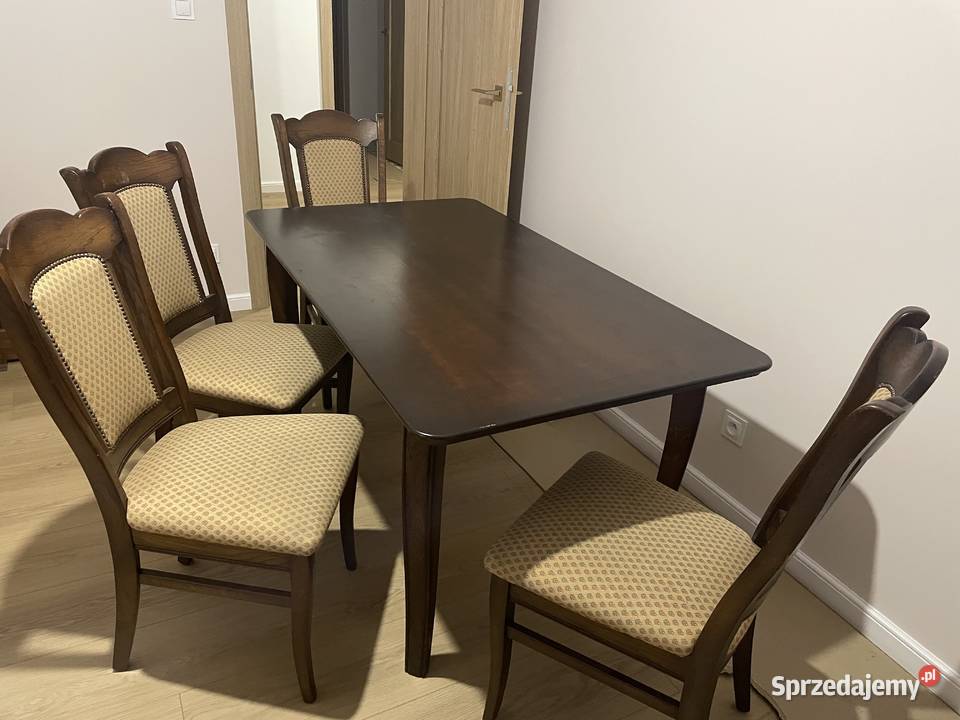 stół drewniany z krzesłami