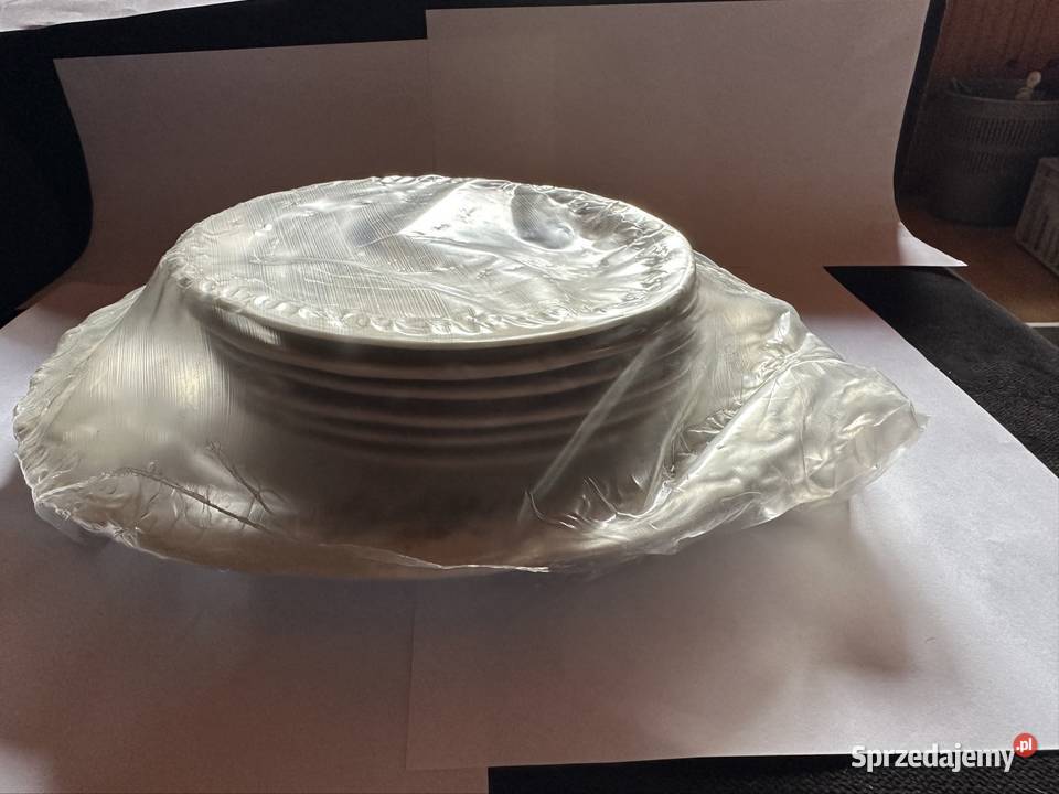 Zestaw polskiej porcelany sygnowany marką Wawel Krzeszów