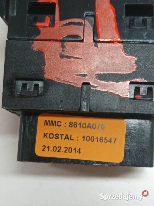 PRZEŁĄCZNIK FOTELA OGREWNIA PRAWY PRZÓD 8610A076