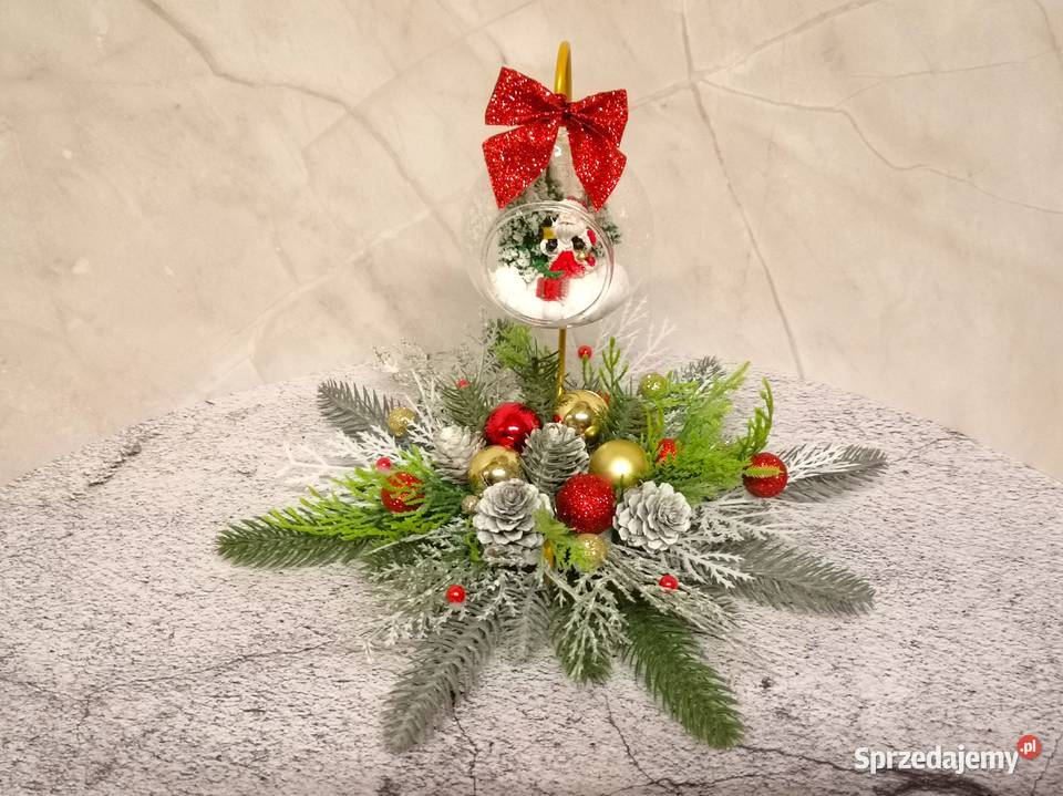 Świąteczna dekoracja z podwieszaną szklaną kulą