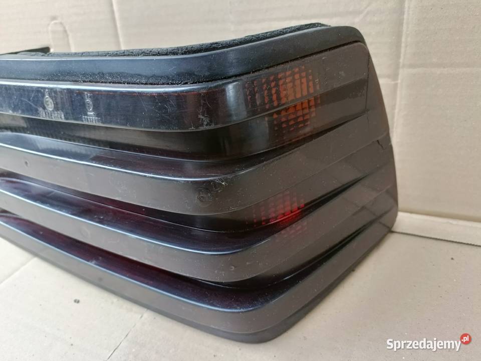 Mercedes Benz W124 lampa tył prawa sedan ciemna Lampy tylne