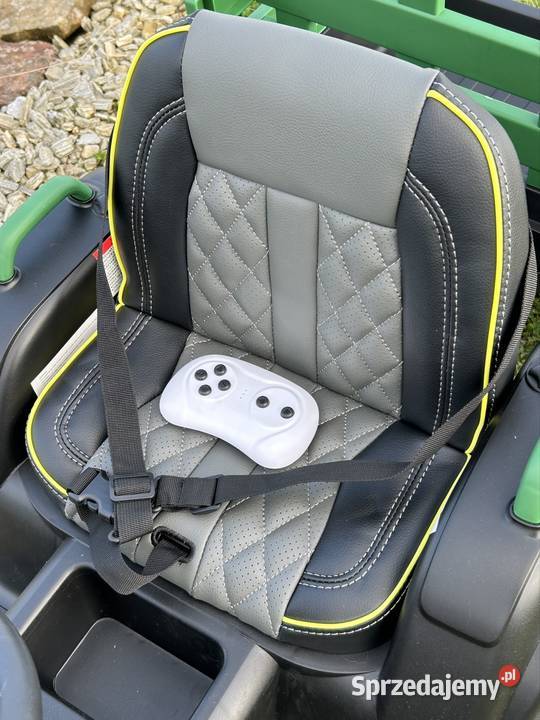 Duży traktor na akumulator z przyczepą gumowe