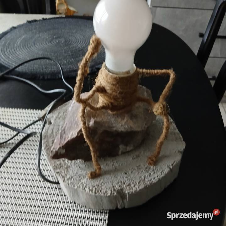 Lampka myśliciel siedzący na kamieniu Inowłódz