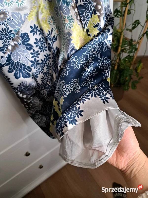 Elegancka satynowa sukienka w kwiaty z bolerkiem