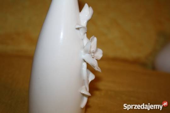 Śliczne białe wazoniki z kwiatkami 3D