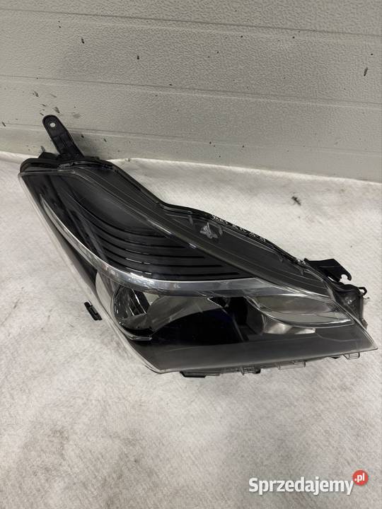 Lampa prawa Toyota yaris III lift 1417 zwykła Jasienica