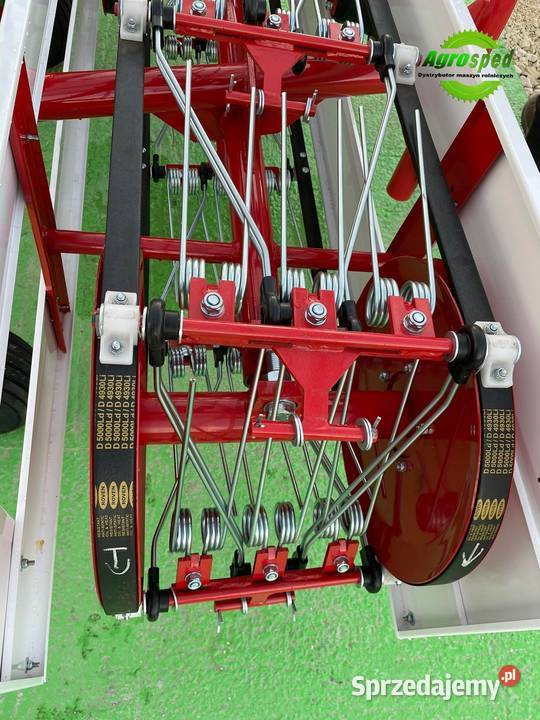 Zgrabiarka pasowa Taret do siana Transport