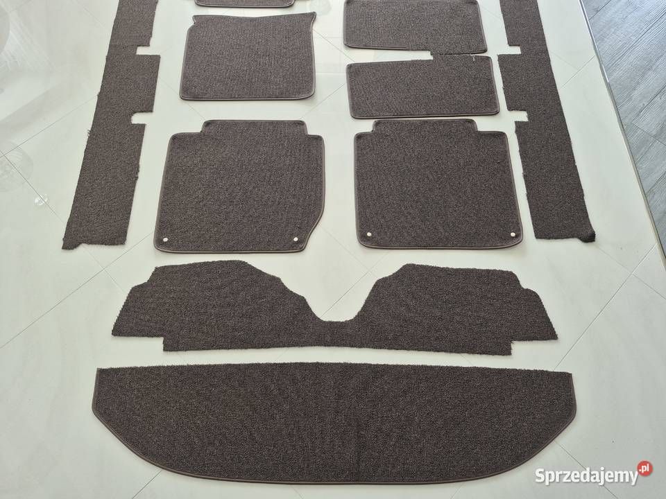 Komplet nowych dywaników wykładzin do