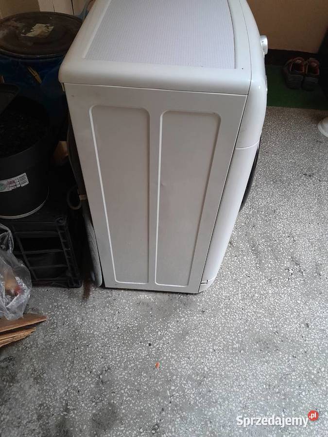 Pralka działa ale z defektem na częsci wolnostojące