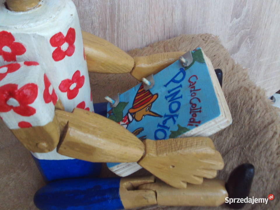 UnikatDrewniany wielki Pinokio czytający bajkę Kalisz