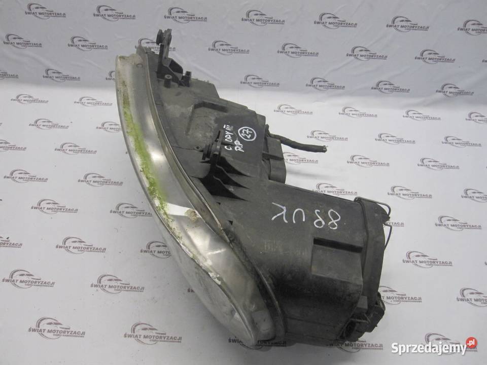 VOLKSWAGEN CADDY III 09r lampa prawy przód