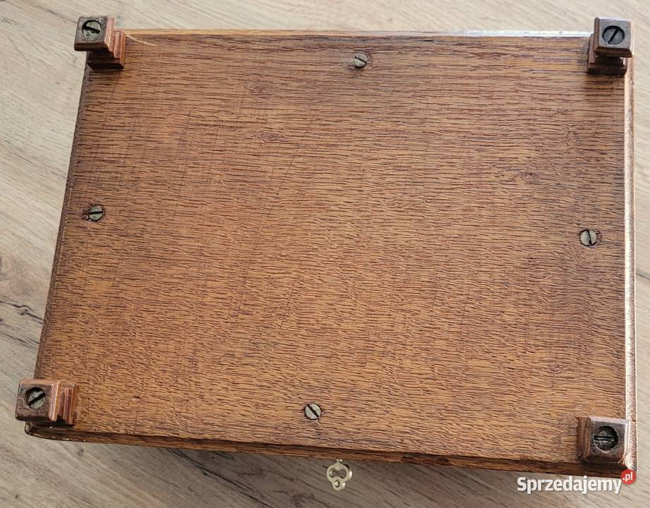Drewniana stara ręcznie wykonana szkatułka z Kraków