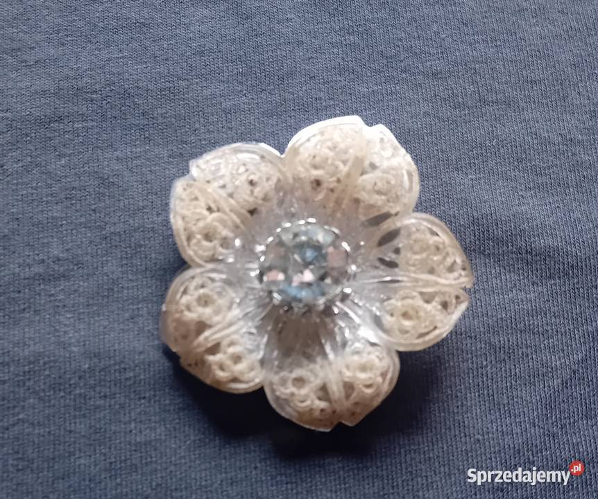 Broszka vintage z plastikowym kwiatem i cyrkonią Koźminek sprzedam