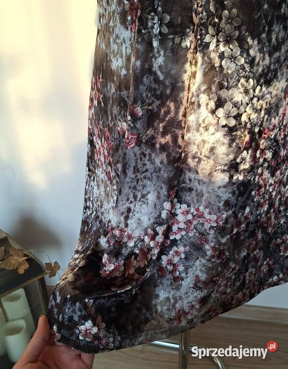 Piękna welurowa sukienka hiszpanka z odkrytymi szary/srebrny